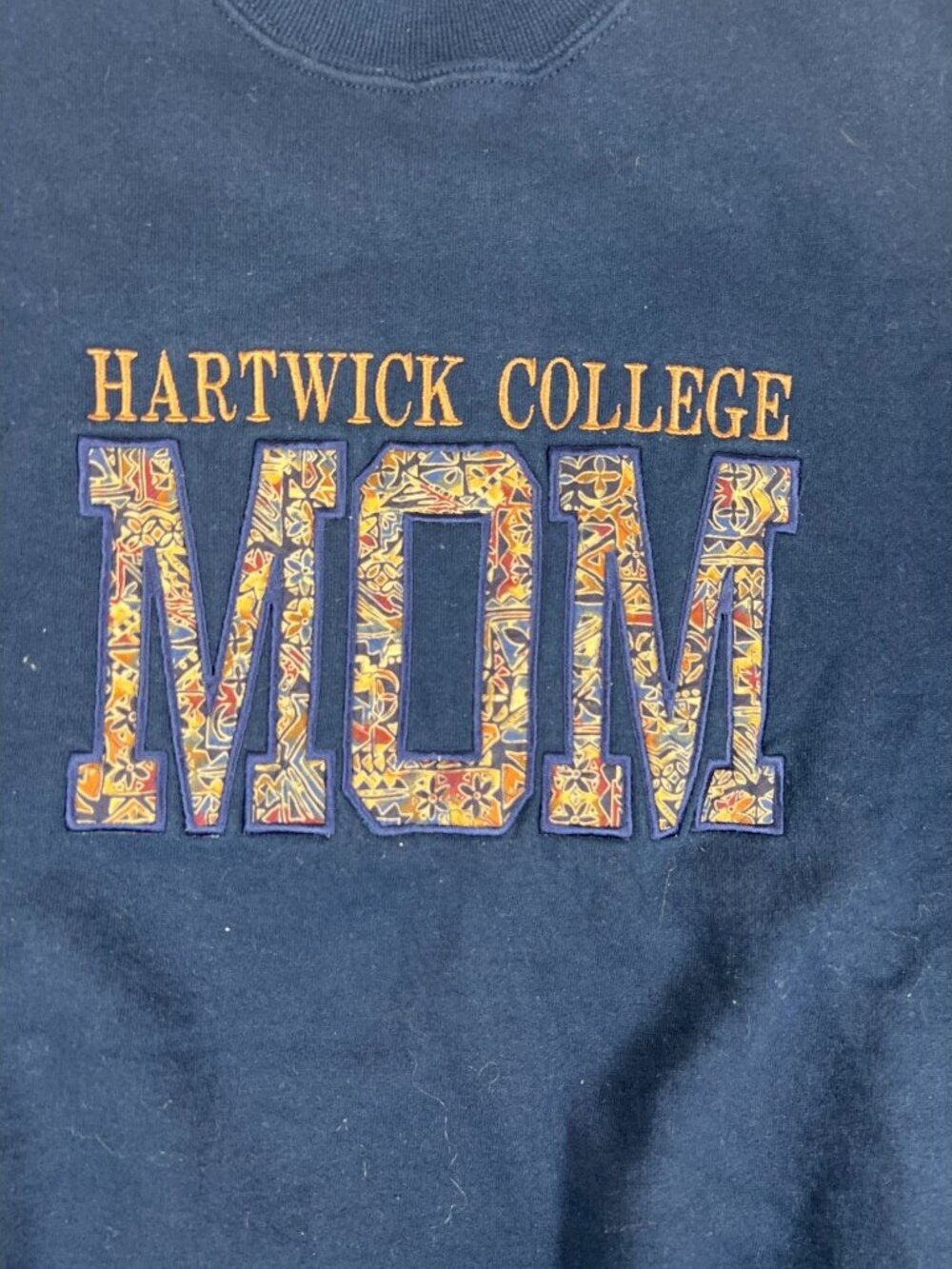 Vintage Hartwick College Mom Embroidered Crewneck Sweatshirt Navy Blue Fleece - Picture 4 of 8